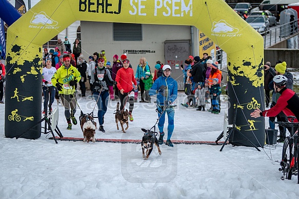 Starty a cílová fota Winter Skyrace 2019